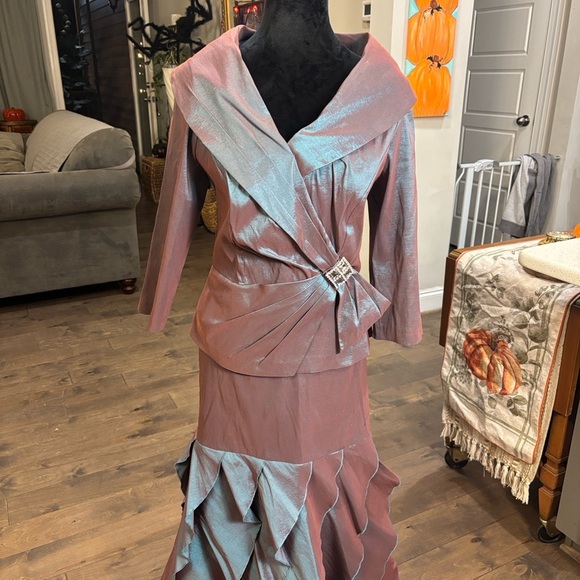 Elegant Metallic Outfit with shimmering blue and green detail - Picture 3 of 8